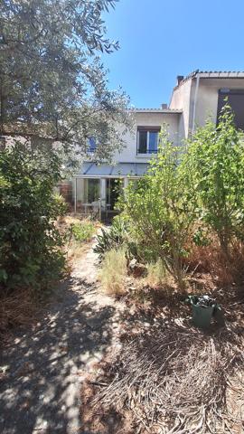 Pavillon type 4/5 Mitoyen + Garage et Grand sous-sol