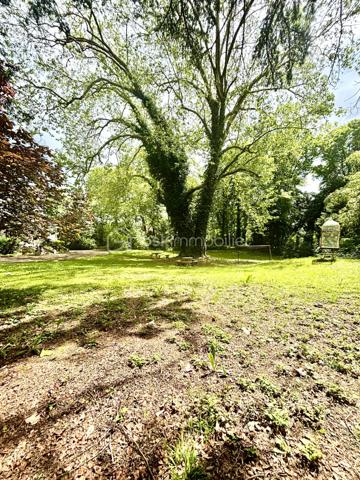 Idéalement situé dans une commune en Seine et Marne (77) en région d'Ile de France, proche de Melun, disposant de plusieurs parcs et espaces verts naturels et  paisibles (Meckenheim, Bois de l'Etrier, Bois des Courtillerais), non loin de la foret régionale de Bréviande, en Bord de Seine où vous profiterez pleinement de long promenades durant les  journées d'été et découvrirez musée, le Château de Vaux-le-Vicomte à quelques kilomètres lieu incontournable à Maincy ainsi que le Château de Fontainebleau à  peine 20 minutes, au cœur d'un environnement préservé, ce prestigieux domaine vous ouvre les portes d'une propriété rare alliant élégance, volumes généreux et art de vivre à la française.
Edifiée au sein d'un magnifique parc arboré de 8328 m2, cette demeure de caractère de 430m2 ainsi que 2 dépendances habitables loués développe des espaces de réception remarquables et offre un cadre de vie unique, à l'abri des regards.
La propriété se compose de 18 pièces sur 3 niveaux et de 2 dépendances, 10 chambres spacieuses au total, idéale pour une famille, créer une maison d'hôtes ou organiser des réceptions privés (événementiel)
Vous découvrirez une belle cuisine alliant charme et modernité pour les moments de partage, salon et bel espace de vie lumineux avec cheminées, un bureau, une belle véranda baignée de lumière, salle de bain et wc.
A l'étage: couloir, chambres, dressings, salle de bain.
Un étage supplémentaire avec chambres spacieuses, dressing et salle de bain, un wc, un bureau
A l'extérieur: le parc paysagé constitue un véritable havre de paix, des cacscades, des arbres majestueux, grandes perspectives verdoyantes et atmosphère élégante conférent au domaine un charme intemporel. 2 garages, un atelier, de nombreuses places de parkings, sous-sol, 2 entrées avec portail motorisé avec interphone. Une grande piscine couverte et chauffée.
Chauffage au gaz, poêle à bois, panneaux solaires
Travaux de rénovations effectués en 2019
LES POINTS FORTS:
Propriété de prestige pleine de caractère
18 pièces au volumes exceptionnels
10 chambres au total
2 dépendances habitables avec chambres
Parc arboré de 8900 m2 constructible
Fort potentiel pour résidence familiale, évènementiel ou activité d'hébergement haut de gamme
