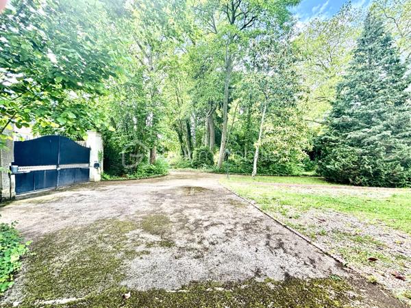 Idéalement situé dans une commune en Seine et Marne (77) en région d'Ile de France, proche de Melun, disposant de plusieurs parcs et espaces verts naturels et  paisibles (Meckenheim, Bois de l'Etrier, Bois des Courtillerais), non loin de la foret régionale de Bréviande, en Bord de Seine où vous profiterez pleinement de long promenades durant les  journées d'été et découvrirez musée, le Château de Vaux-le-Vicomte à quelques kilomètres lieu incontournable à Maincy ainsi que le Château de Fontainebleau à  peine 20 minutes, au cœur d'un environnement préservé, ce prestigieux domaine vous ouvre les portes d'une propriété rare alliant élégance, volumes généreux et art de vivre à la française.
Edifiée au sein d'un magnifique parc arboré de 8328 m2, cette demeure de caractère de 430m2 ainsi que 2 dépendances habitables loués développe des espaces de réception remarquables et offre un cadre de vie unique, à l'abri des regards.
La propriété se compose de 18 pièces sur 3 niveaux et de 2 dépendances, 10 chambres spacieuses au total, idéale pour une famille, créer une maison d'hôtes ou organiser des réceptions privés (événementiel)
Vous découvrirez une belle cuisine alliant charme et modernité pour les moments de partage, salon et bel espace de vie lumineux avec cheminées, un bureau, une belle véranda baignée de lumière, salle de bain et wc.
A l'étage: couloir, chambres, dressings, salle de bain.
Un étage supplémentaire avec chambres spacieuses, dressing et salle de bain, un wc, un bureau
A l'extérieur: le parc paysagé constitue un véritable havre de paix, des cacscades, des arbres majestueux, grandes perspectives verdoyantes et atmosphère élégante conférent au domaine un charme intemporel. 2 garages, un atelier, de nombreuses places de parkings, sous-sol, 2 entrées avec portail motorisé avec interphone. Une grande piscine couverte et chauffée.
Chauffage au gaz, poêle à bois, panneaux solaires
Travaux de rénovations effectués en 2019
LES POINTS FORTS:
Propriété de prestige pleine de caractère
18 pièces au volumes exceptionnels
10 chambres au total
2 dépendances habitables avec chambres
Parc arboré de 8900 m2 constructible
Fort potentiel pour résidence familiale, évènementiel ou activité d'hébergement haut de gamme
