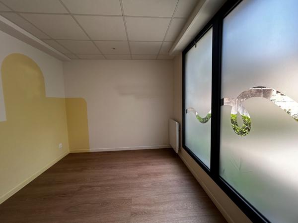 À louer dans le quartier de Saint-Seurin, 250 m² de bureaux avec 3 stationnements extérieurs privatifs