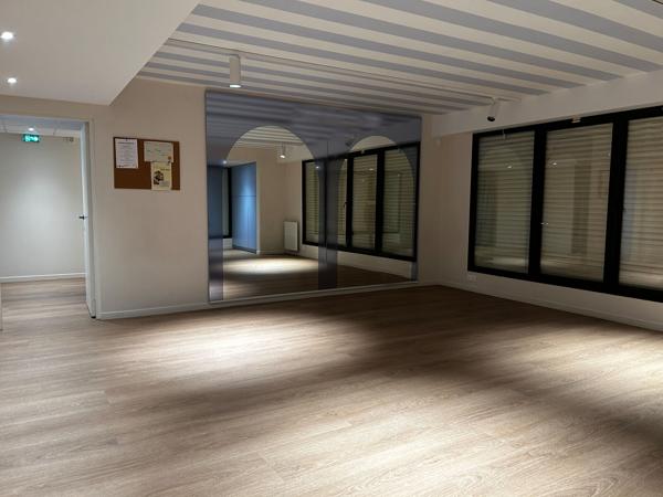 À louer dans le quartier de Saint-Seurin, 250 m² de bureaux avec 3 stationnements extérieurs privatifs