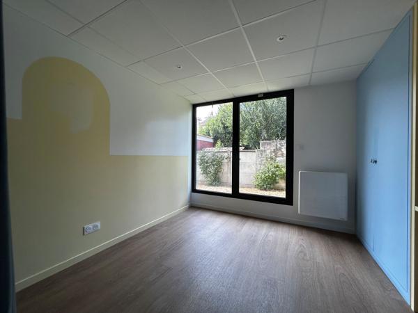 À louer dans le quartier de Saint-Seurin, 250 m² de bureaux avec 3 stationnements extérieurs privatifs