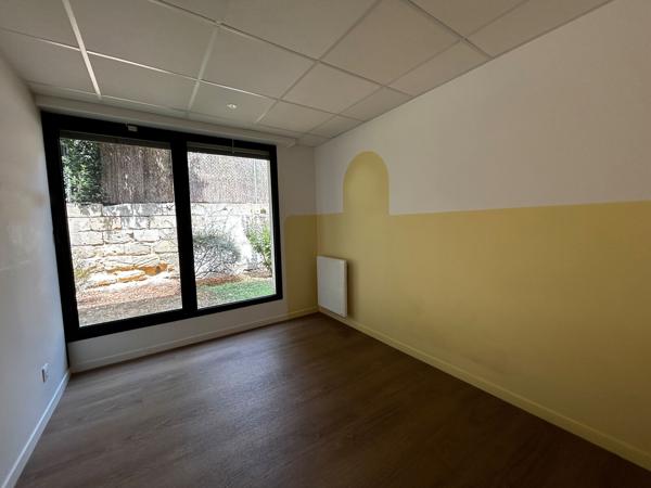 À louer dans le quartier de Saint-Seurin, 250 m² de bureaux avec 3 stationnements extérieurs privatifs