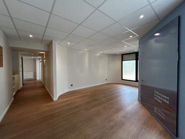 À louer dans le quartier de Saint-Seurin, 250 m² de bureaux avec 3 stationnements extérieurs privatifs