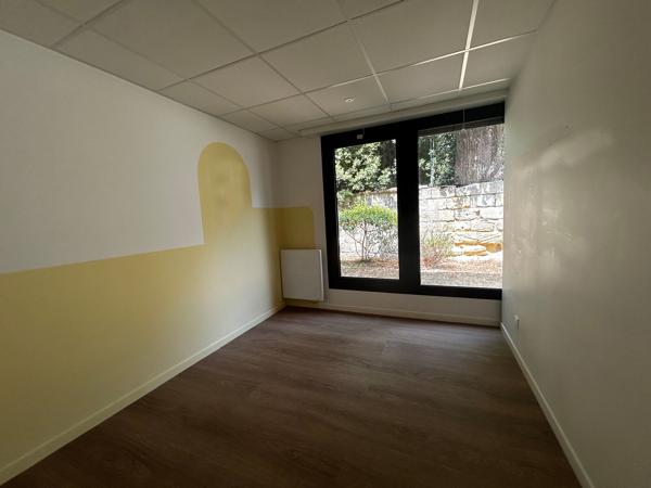 À louer dans le quartier de Saint-Seurin, 250 m² de bureaux avec 3 stationnements extérieurs privatifs