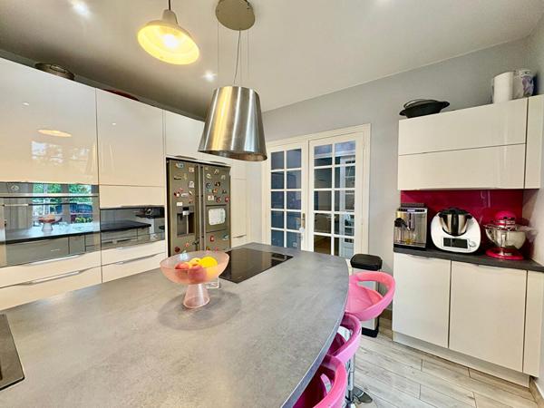 Maison Verrieres Le Buisson 8 pièce(s) 180.60 m2