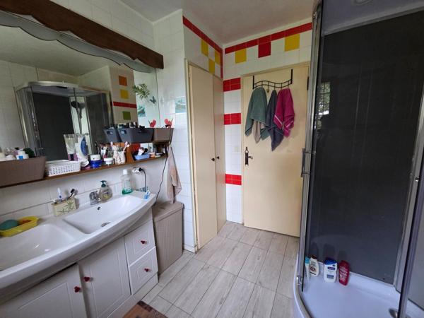 Villa familiale de 140m² avec grand terrain et dépendances