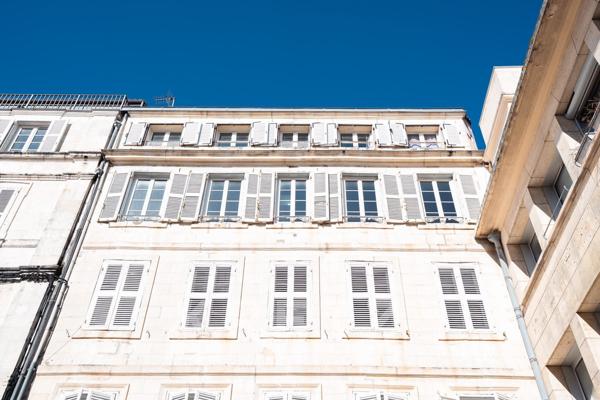 Élégant 3 pièces traversant avec parquet chêne massif – Adresse d’exception