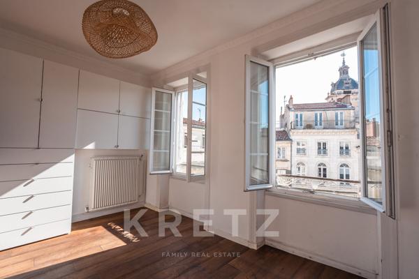 Élégant 3 pièces traversant avec parquet chêne massif – Adresse d’exception