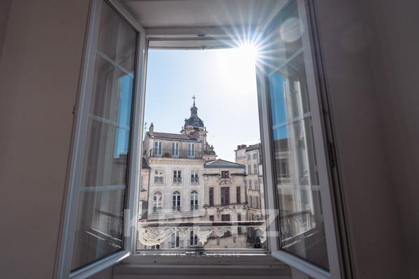 Élégant 3 pièces traversant avec parquet chêne massif – Adresse d’exception