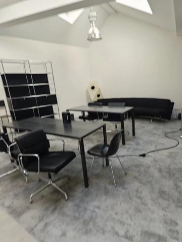 Location                                                      Local commercial
                        
                     4 pièces                      95 m2                     à Paris 9