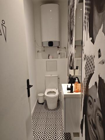 Location                                                      Local commercial
                        
                     4 pièces                      95 m2                     à Paris 9