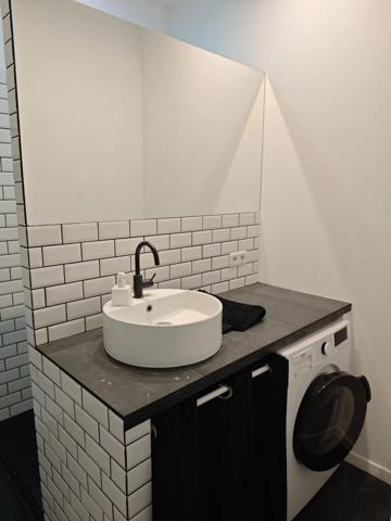 Location                                                      Local commercial
                        
                     4 pièces                      95 m2                     à Paris 9