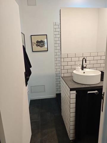Location                                                      Local commercial
                        
                     4 pièces                      95 m2                     à Paris 9