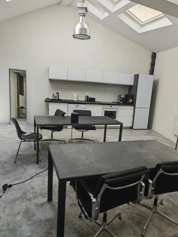 Location                                                      Local commercial
                        
                     4 pièces                      95 m2                     à Paris 9