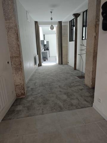 Location                                                      Local commercial
                        
                     4 pièces                      95 m2                     à Paris 9