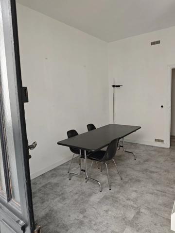 Location                                                      Local commercial
                        
                     4 pièces                      95 m2                     à Paris 9