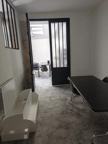 Location                                                      Local commercial
                        
                     4 pièces                      95 m2                     à Paris 9