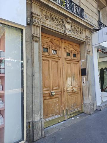 Location                                                      Local commercial
                        
                     4 pièces                      95 m2                     à Paris 9
