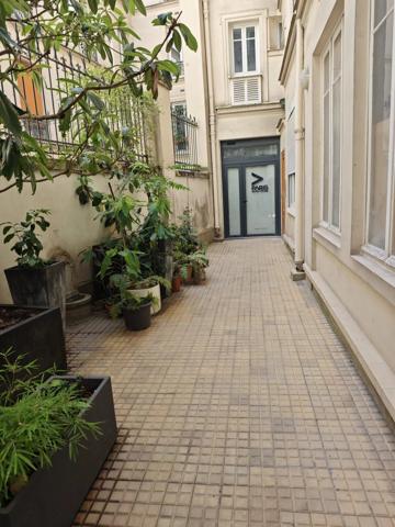 Location                                                      Local commercial
                        
                     4 pièces                      95 m2                     à Paris 9