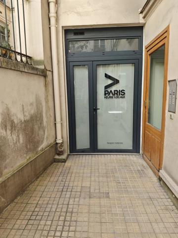 Location                                                      Local commercial
                        
                     4 pièces                      95 m2                     à Paris 9