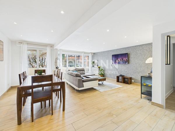 A Aurillac, quartier de la grande Poste, à vendre Appartement rénové de 4 pièces d'une surface de 103 m² avec parking et balcons.