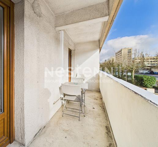 A Aurillac, quartier de la grande Poste, à vendre Appartement rénové de 4 pièces d'une surface de 103 m² avec parking et balcons.