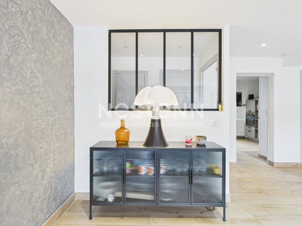 A Aurillac, quartier de la grande Poste, à vendre Appartement rénové de 4 pièces d'une surface de 103 m² avec parking et balcons.