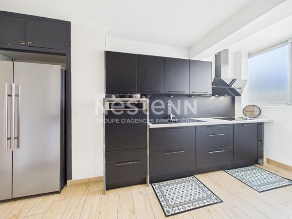A Aurillac, quartier de la grande Poste, à vendre Appartement rénové de 4 pièces d'une surface de 103 m² avec parking et balcons.