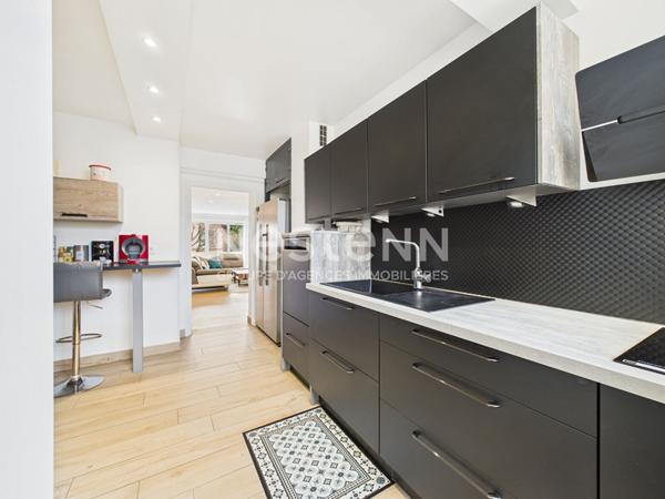 A Aurillac, quartier de la grande Poste, à vendre Appartement rénové de 4 pièces d'une surface de 103 m² avec parking et balcons.