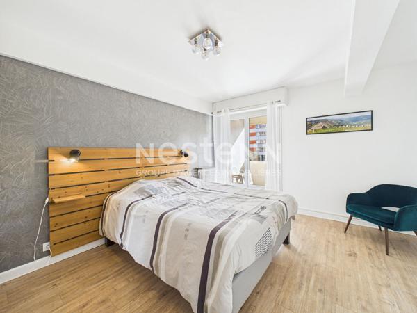 A Aurillac, quartier de la grande Poste, à vendre Appartement rénové de 4 pièces d'une surface de 103 m² avec parking et balcons.