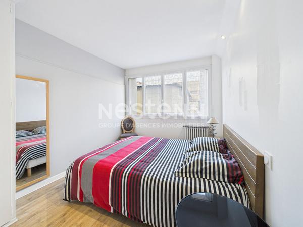 A Aurillac, quartier de la grande Poste, à vendre Appartement rénové de 4 pièces d'une surface de 103 m² avec parking et balcons.