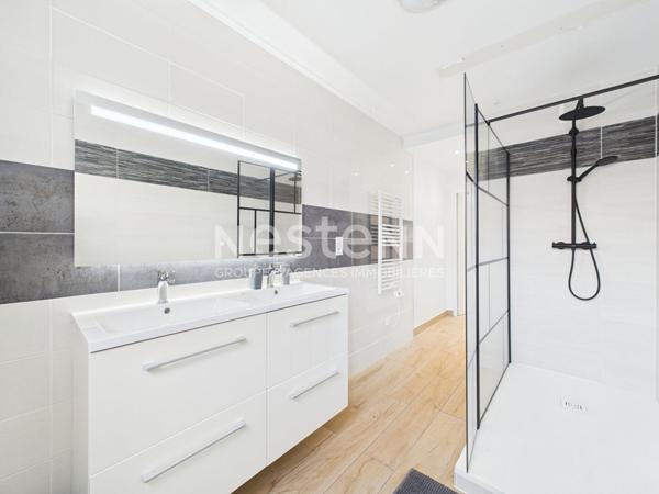 A Aurillac, quartier de la grande Poste, à vendre Appartement rénové de 4 pièces d'une surface de 103 m² avec parking et balcons.