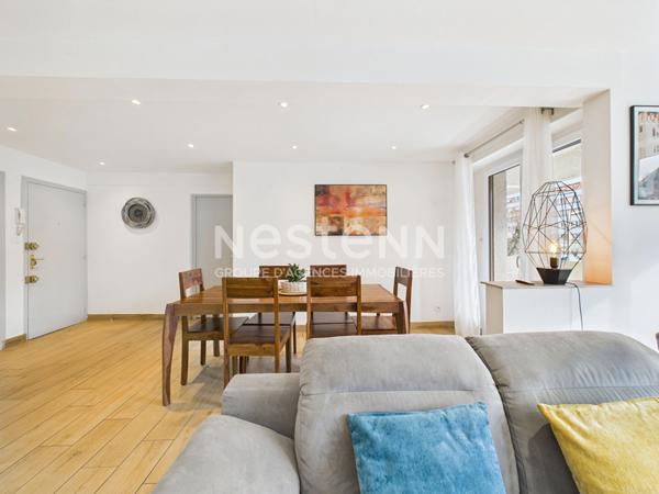 A Aurillac, quartier de la grande Poste, à vendre Appartement rénové de 4 pièces d'une surface de 103 m² avec parking et balcons.