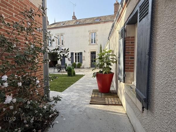 Olivet bourg , a vendre , Maison bourgeoise et dépendance aménagée , cour intérieure et jardin