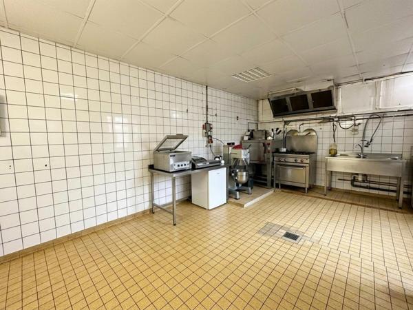 MURS COMMERCIAUX 90 m² + FOND