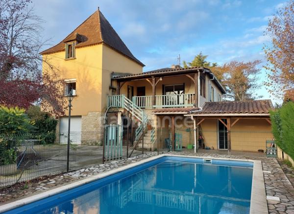 A vendre, Maison de 230m² à Saint-Cyprien avec maison d'habitation et deux gîtes et piscine.