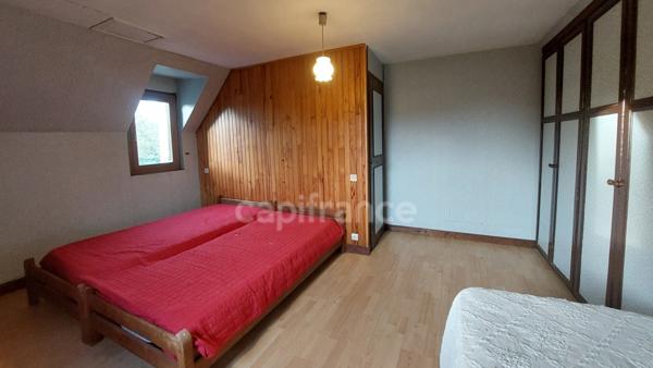 A vendre, Maison de 230m² à Saint-Cyprien avec maison d'habitation et deux gîtes et piscine.