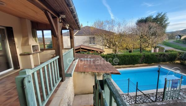 A vendre, Maison de 230m² à Saint-Cyprien avec maison d'habitation et deux gîtes et piscine.