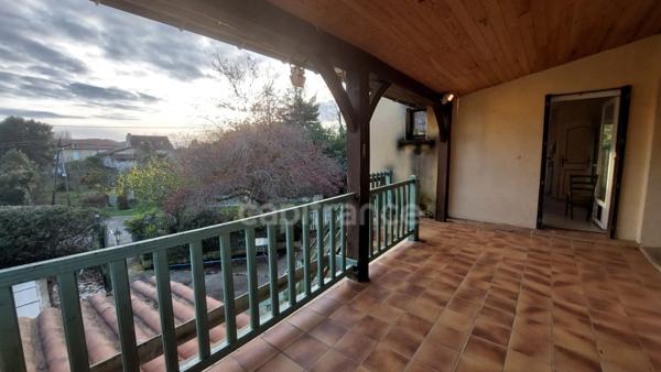 A vendre, Maison de 230m² à Saint-Cyprien avec maison d'habitation et deux gîtes et piscine.