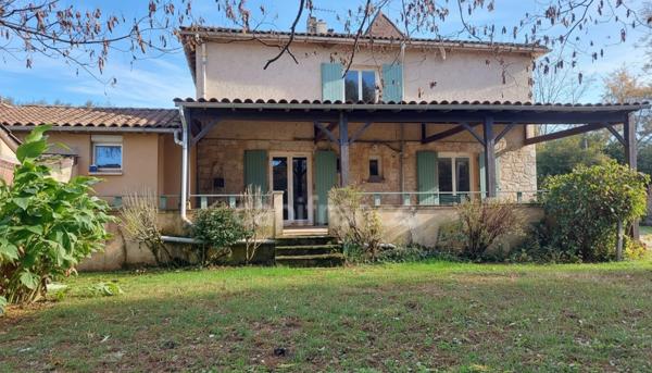 A vendre, Maison de 230m² à Saint-Cyprien avec maison d'habitation et deux gîtes et piscine.