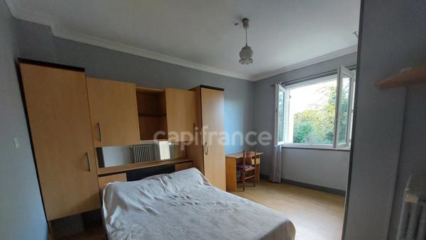 A vendre, Maison de 230m² à Saint-Cyprien avec maison d'habitation et deux gîtes et piscine.