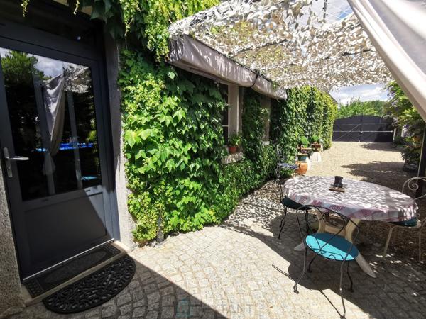 Ensemble immobilier de caractère : longère, gîte, grange et dépendances