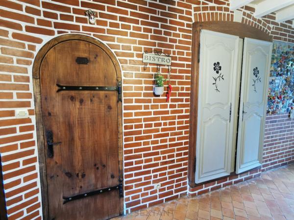 Ensemble immobilier de caractère : longère, gîte, grange et dépendances