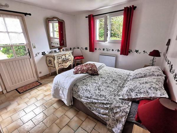 Ensemble immobilier de caractère : longère, gîte, grange et dépendances