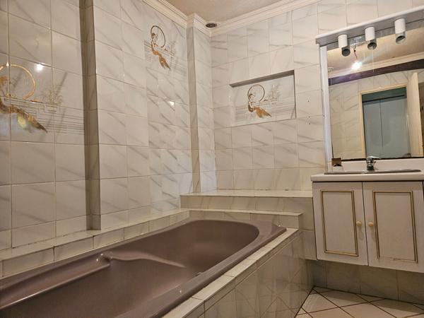 Maison à louer à Azay Le Ferron 6 pièce(s) 134 m2