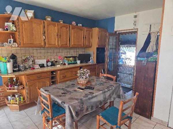 YVETOT,  maison divisée en 2 logements dont un loué, terrain.