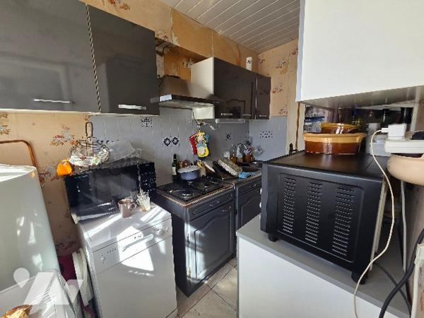 YVETOT,  maison divisée en 2 logements dont un loué, terrain.