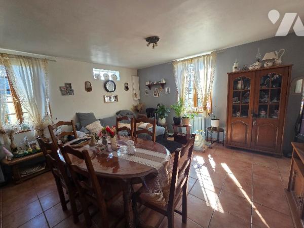 YVETOT,  maison divisée en 2 logements dont un loué, terrain.