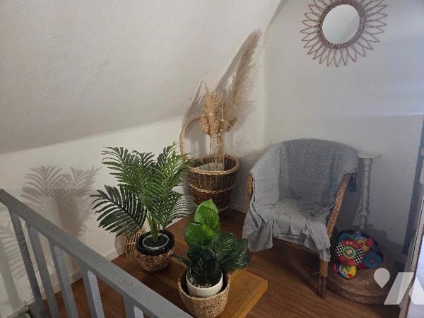 YVETOT,  maison divisée en 2 logements dont un loué, terrain.